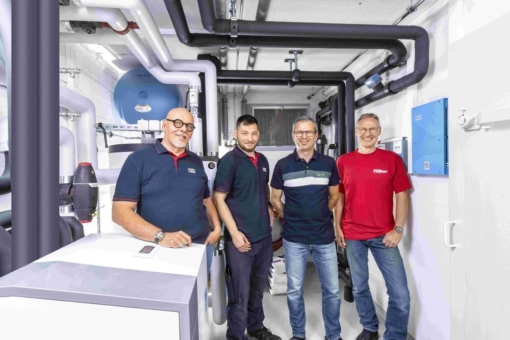 Erfreut über die erfolgreiche Umsetzung: Urs Oeschger und Selim San von Meier Tobler, Eigentümer Martin Konrad und Installateur Paul Waltenspül. (Bilder: Meier Tobler AG)